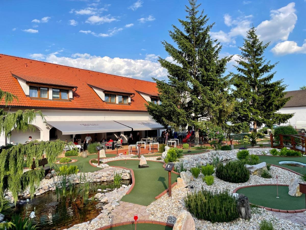 Tisnovska Rychta Hotel ภายนอก รูปภาพ