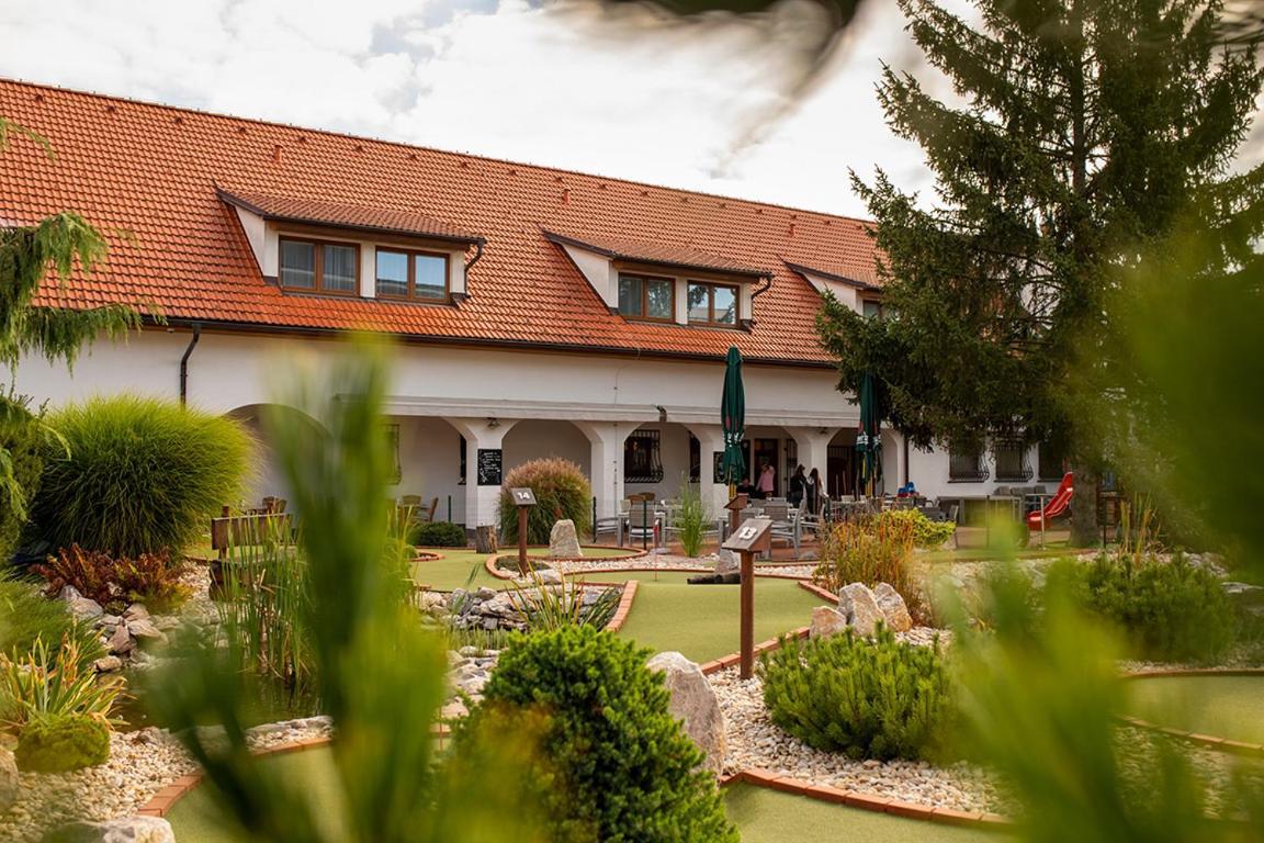 Tisnovska Rychta Hotel ภายนอก รูปภาพ